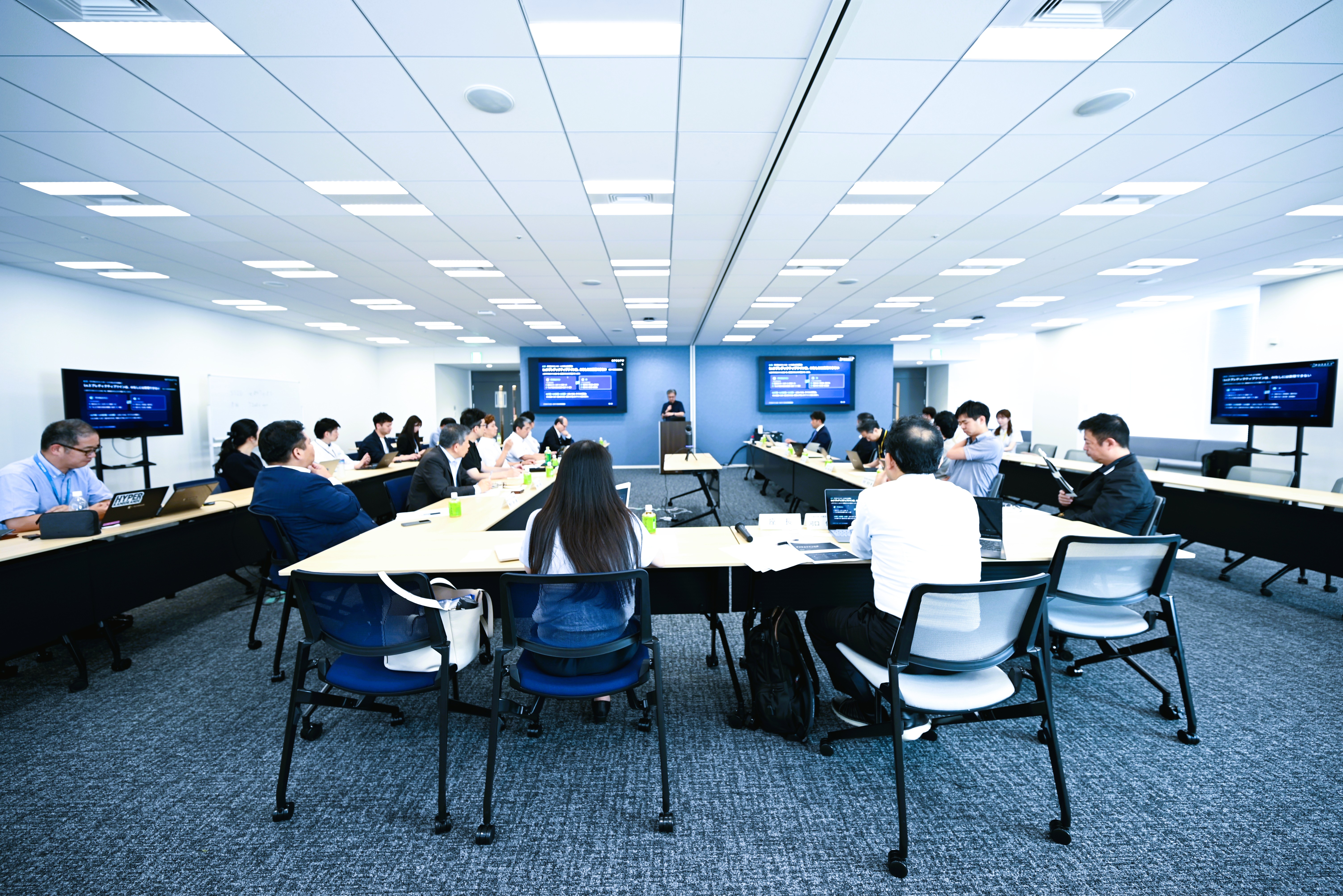 ものづくりDXワーキンググループ勉強会の会場全景。参加者が会議室で勉強会に参加している様子