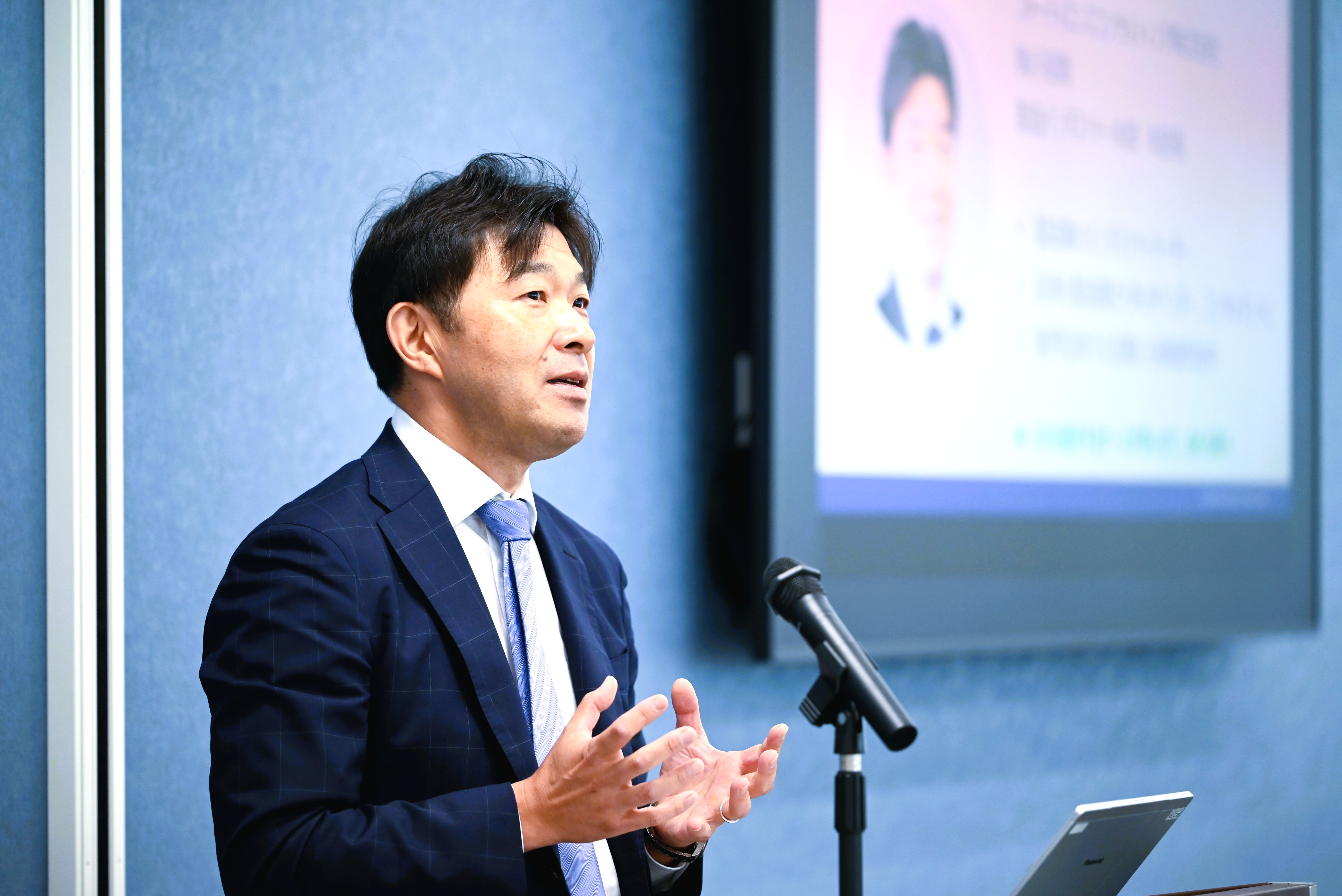 フォーティエンスコンサルティング須藤氏が演台で講演する姿