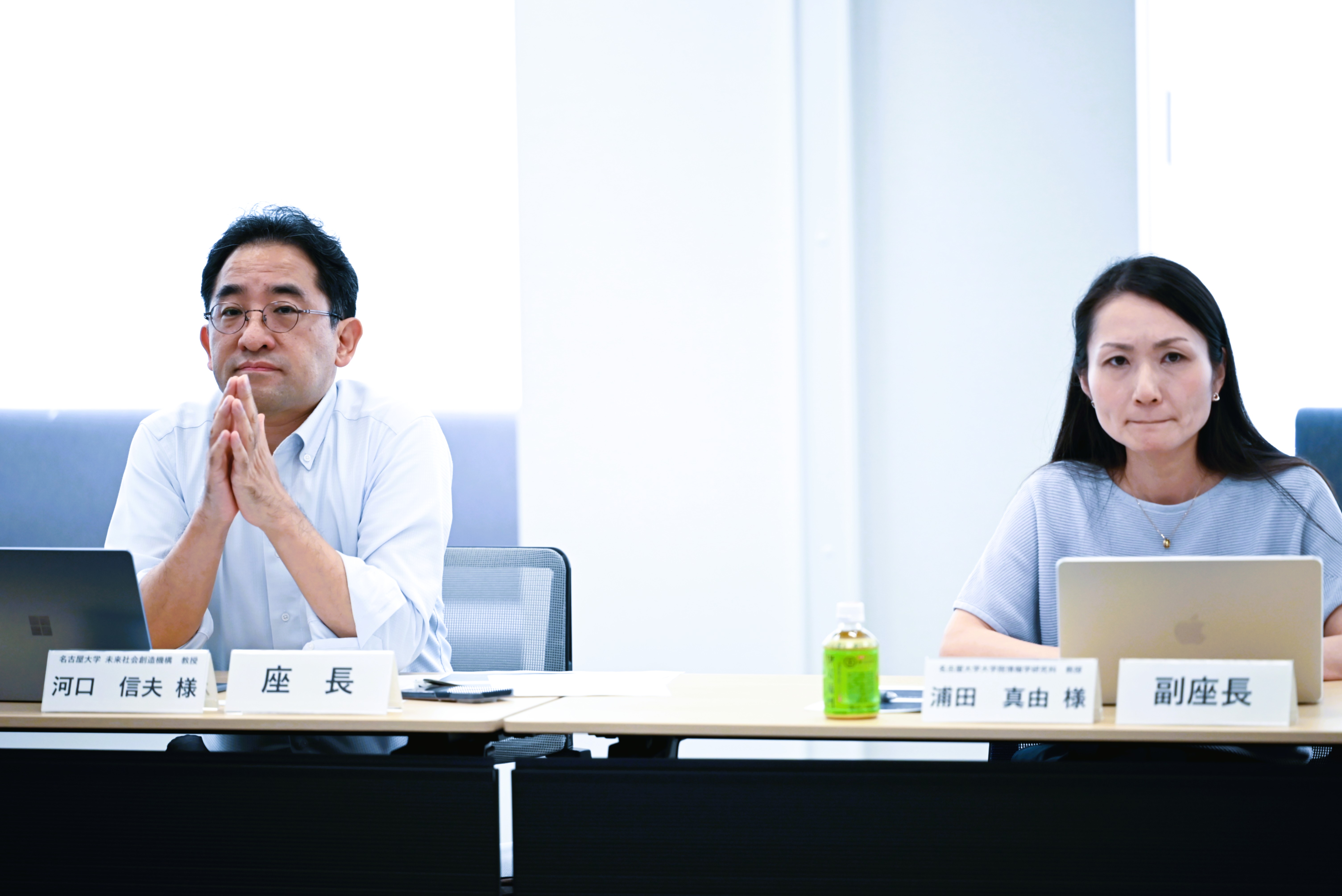河口教授と浦田教授の二人が並んで参加者の発言を聞いている様子